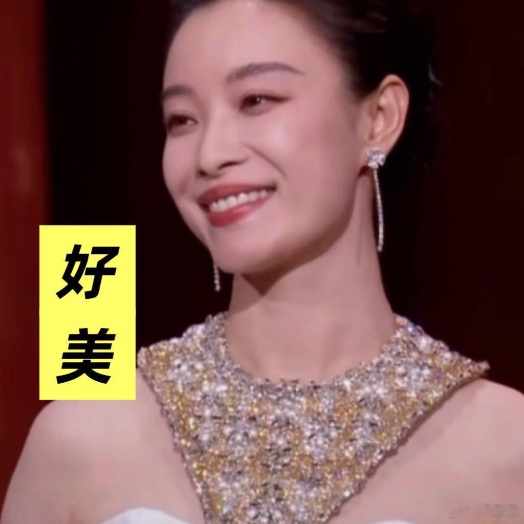 倪妮在金鸡奖闭幕式首次主持便展现出强大实力。白色礼服衬托出她的优雅气质，专业播音