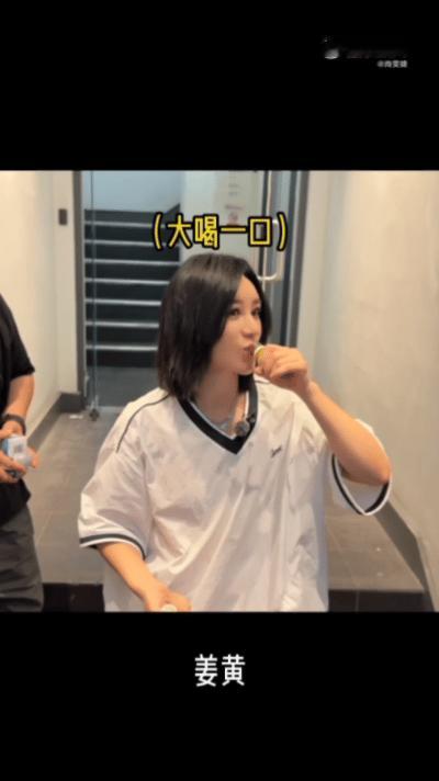 尚雯婕喉咙化脓高强度连轴录制行程太磨人，嗓子发炎恶化至化脓，粉丝纷纷喊话节目组，