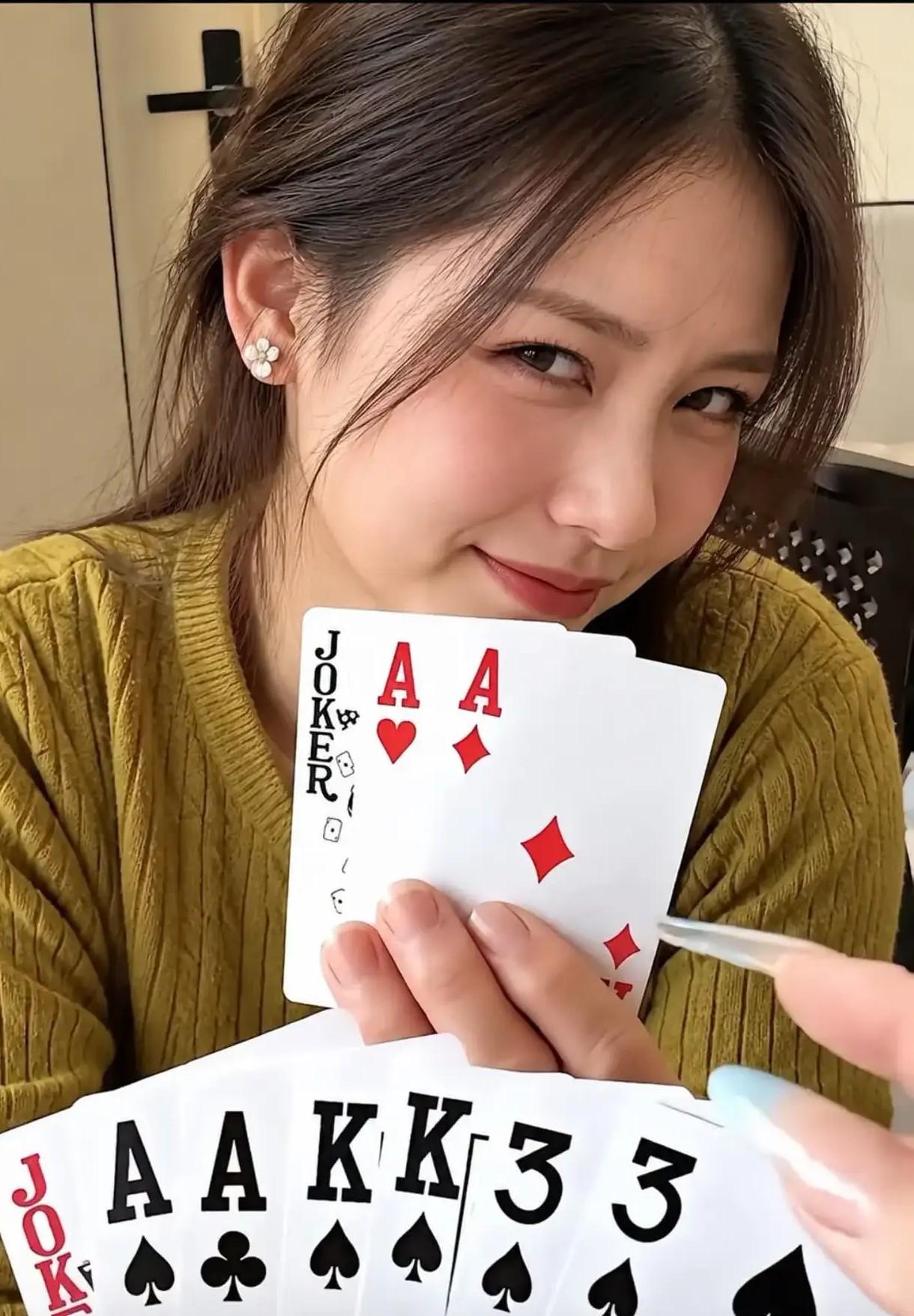 大小王对决，下面先走，能不能赢？[比心][比心]感觉美女已经成竹在胸，胜券在握[