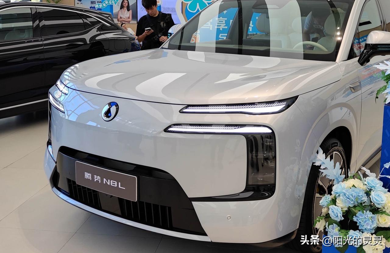 我的天哪，比亚迪又出了一款新车，太牛了。
腾势N8L闪充版闪亮登场，这里边的亮点