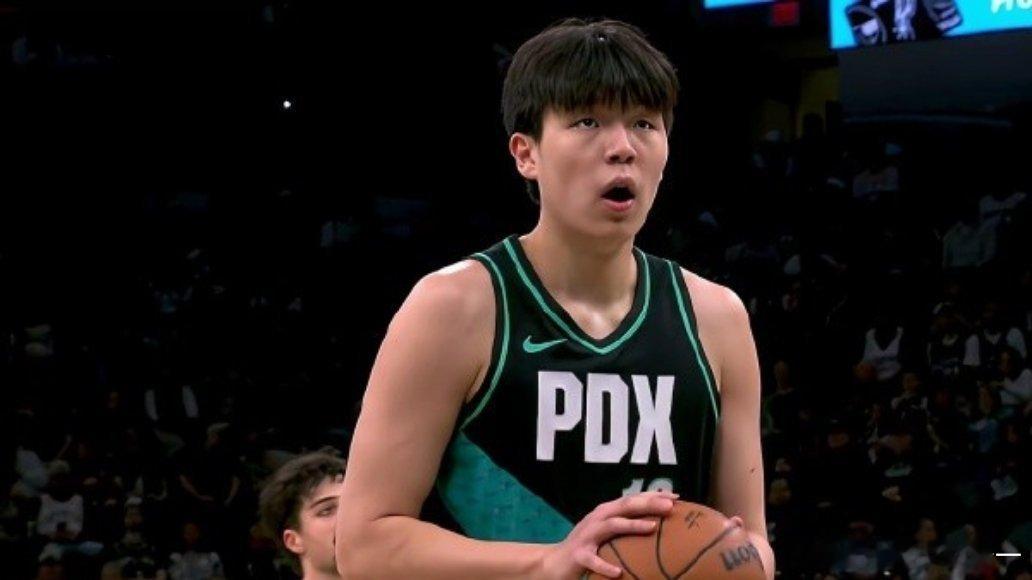 杨瀚森大帽哈珀拓媒：杨瀚森本场没犯什么错，还贡献了克林根没有的2次盖帽北京时间今