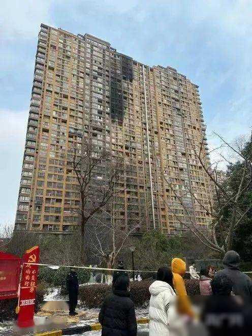 电动车违停充电为何屡禁不止？记者深探安全隐患之源
你是否也曾经疑惑，为什么电动车