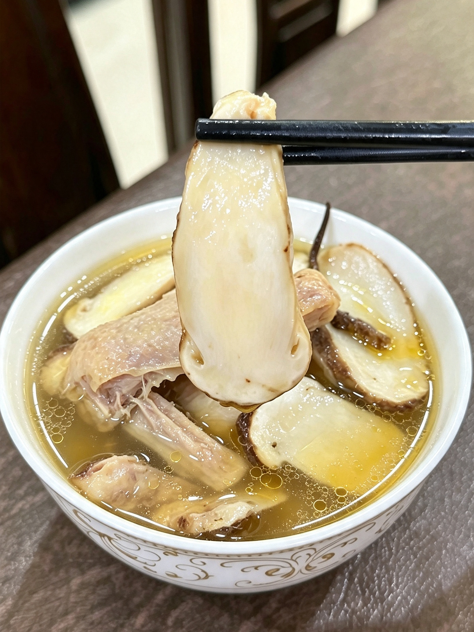 老爸为了把鲜松茸的营养发挥到极致，特意准备了虫草花&老鸽子 