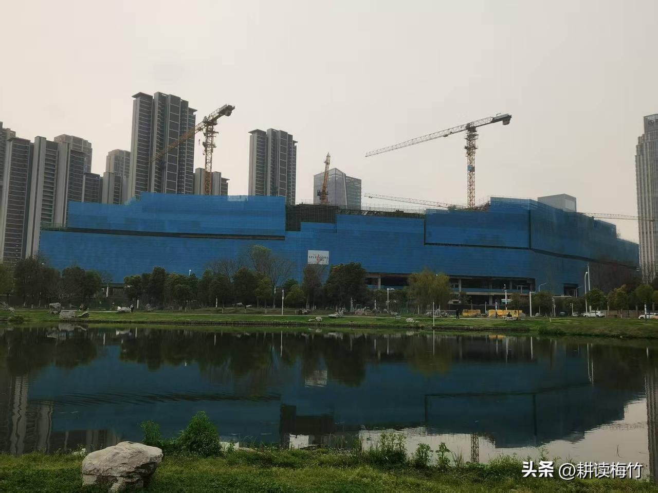 汉阳最大商业体成型！汉阳四新的览秀城快建好了！

今天骑自行车路过四新方岛，发现