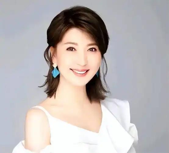 闫学晶说当初学唱二人转的时候，父母说啥也不同意，说唱这玩意的没好人。

闫学晶出