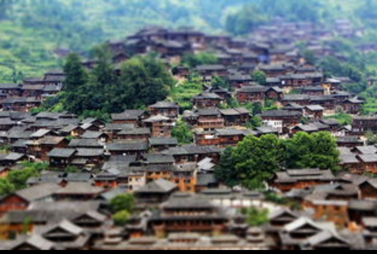 〔贵州千户苗寨村〕
去贵州旅游必去打卡景点。西江千户苗寨的“千户”，就是实打实的