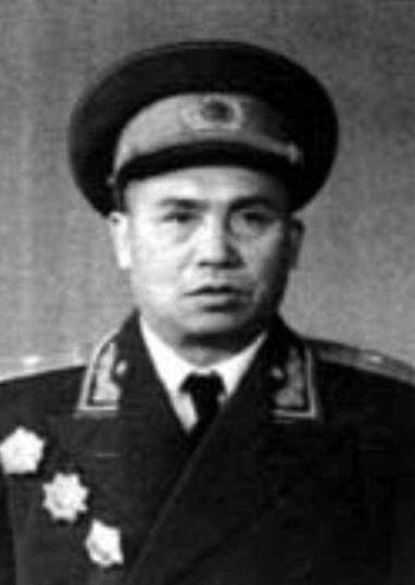 1947年，四野师长牺牲，战友娶了他的遗孀带一子一女，新婚之夜，战友提了一个要求