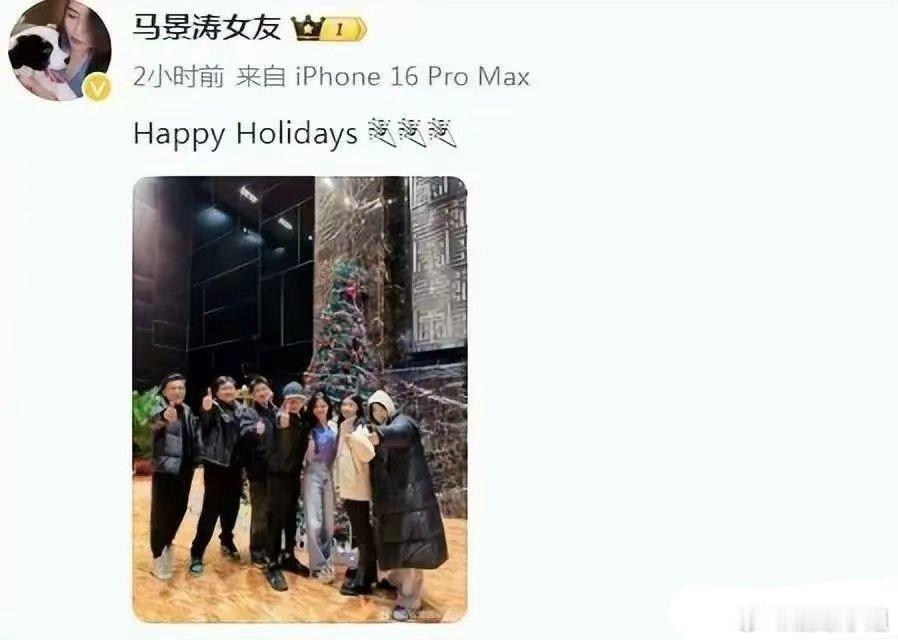 62岁马景涛陪小25岁女友过圣诞，身材更是前凸后翘，完全不输女明星 