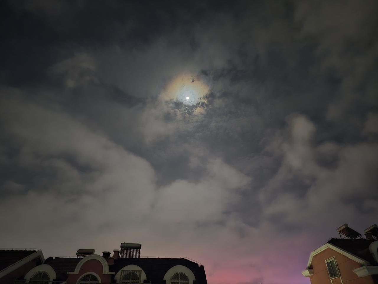 王铎：我家的月亮阴又圆

朋友们，这是我家今晚的月亮。太美了，太好看了，太有故事