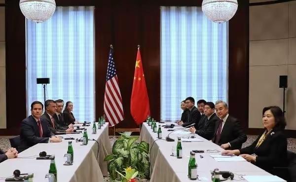 中国驻日本大使馆今天写道：“出席慕尼黑安全会议的中共中央政治局委员、外交部长王毅