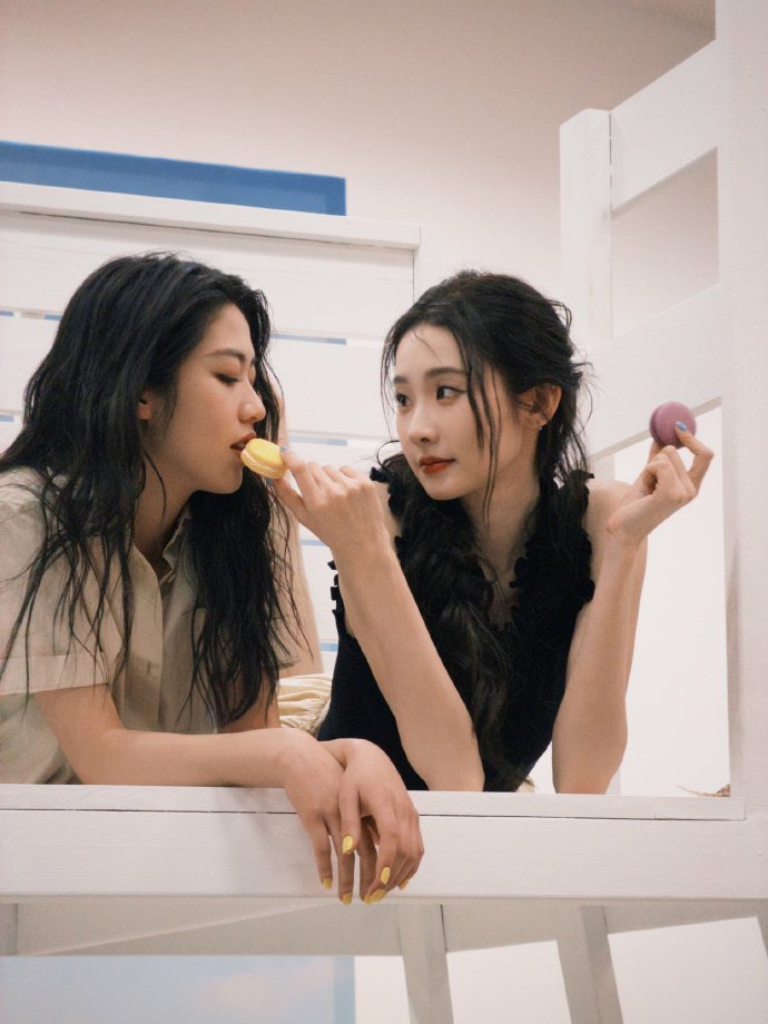 张艺凡一只鞋塞得下两只脚救命，张艺凡这大靴子造型好绝，又怪又好看，果然时尚的尽头