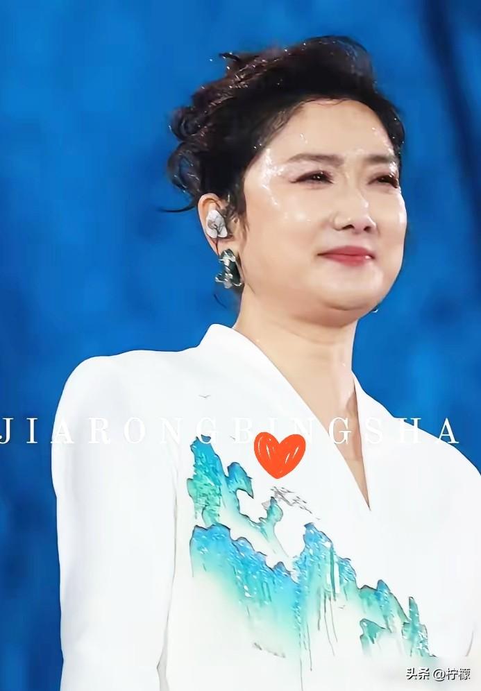 别信什么“暴雨不花妆”的鬼话。
你看玲花。

厦门那场雨， 直接给她卸了个干净。