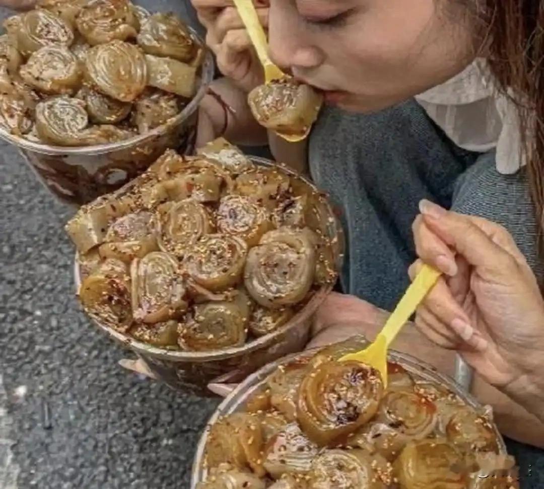 第一次见这种卷状小吃，外表油润撒满佐料，看着实在有点下不去嘴。街上特别火爆，有认