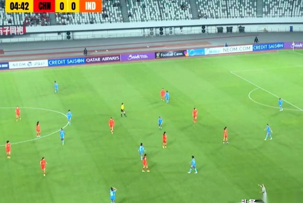 U17女足亚洲杯，中国队碰上印度队。
上半场闷了快40分钟，球在场上滚来滚去，就