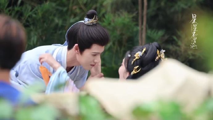 孟子义李昀锐公主抱摸脸孟子义李昀锐超近搂脖路透 孟子义李昀锐公主抱摸脸，孟子义李