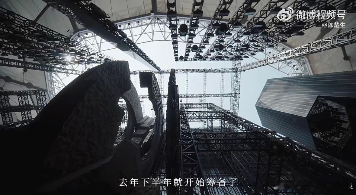陈楚生内娱演唱会的良心标杆 别人做演唱会他直接盖楼，三层立体舞台超震撼，实景搭建