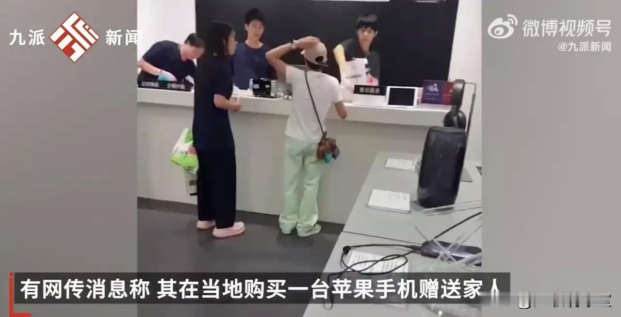 奥运冠军全红婵给她妈妈买了一台苹果手机，结果把网友整破防了！
有网友说：全红婵你