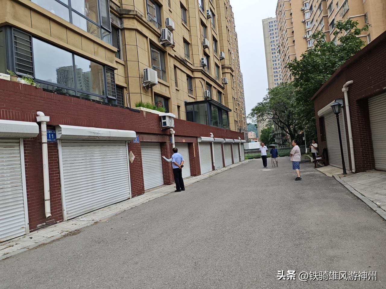 今天社区主任、网格员和派出所民警，加上物业经理，对我家车库卷帘门上方被二楼安装空
