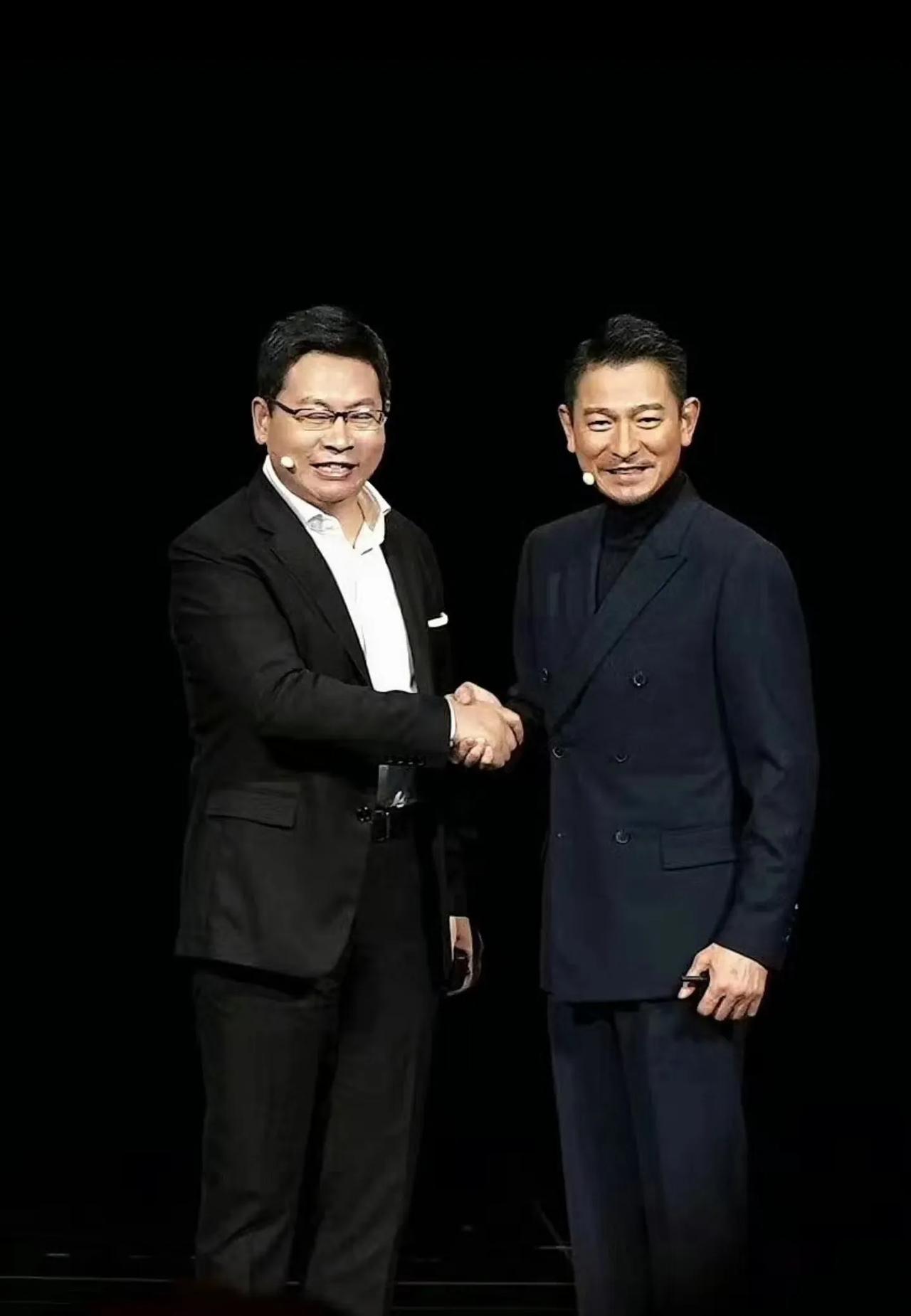 在今天的华为秋季全场景新品发布会上，一首歌曲带我们穿越时光，回顾了华为不平凡的历
