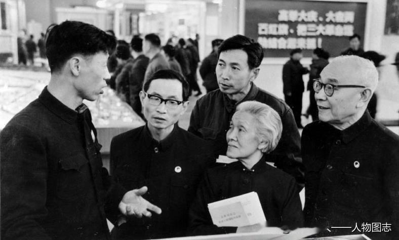 全国科学大会代表进行参观和观摩活动。这是中国医学科学院院长黄家驷(右一)、中国医