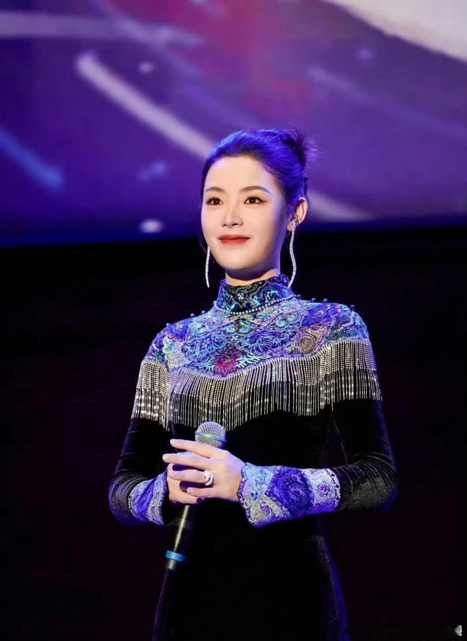 陈丽君真的担得起全方位优秀，越剧唱到联合国教科文组织的舞台，把咱们传统戏曲带给全