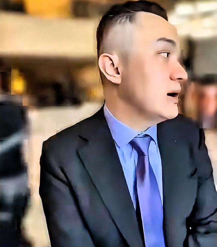 王小川说，普通骗子求财，会掂量利弊。有一种人不一样：契约说撕就撕，恩情说卖就卖，