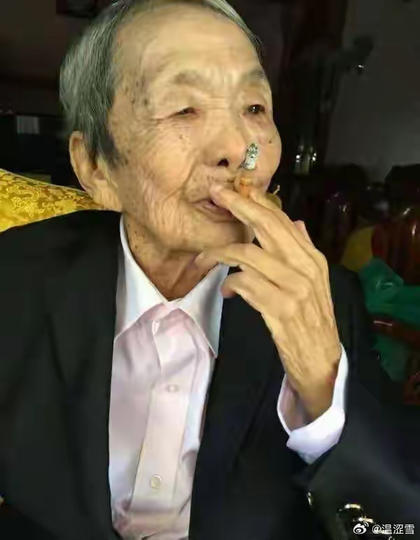 她曾是缅甸最大的毒枭，4岁学会用枪，烟不离手，人称“女皇帝” 