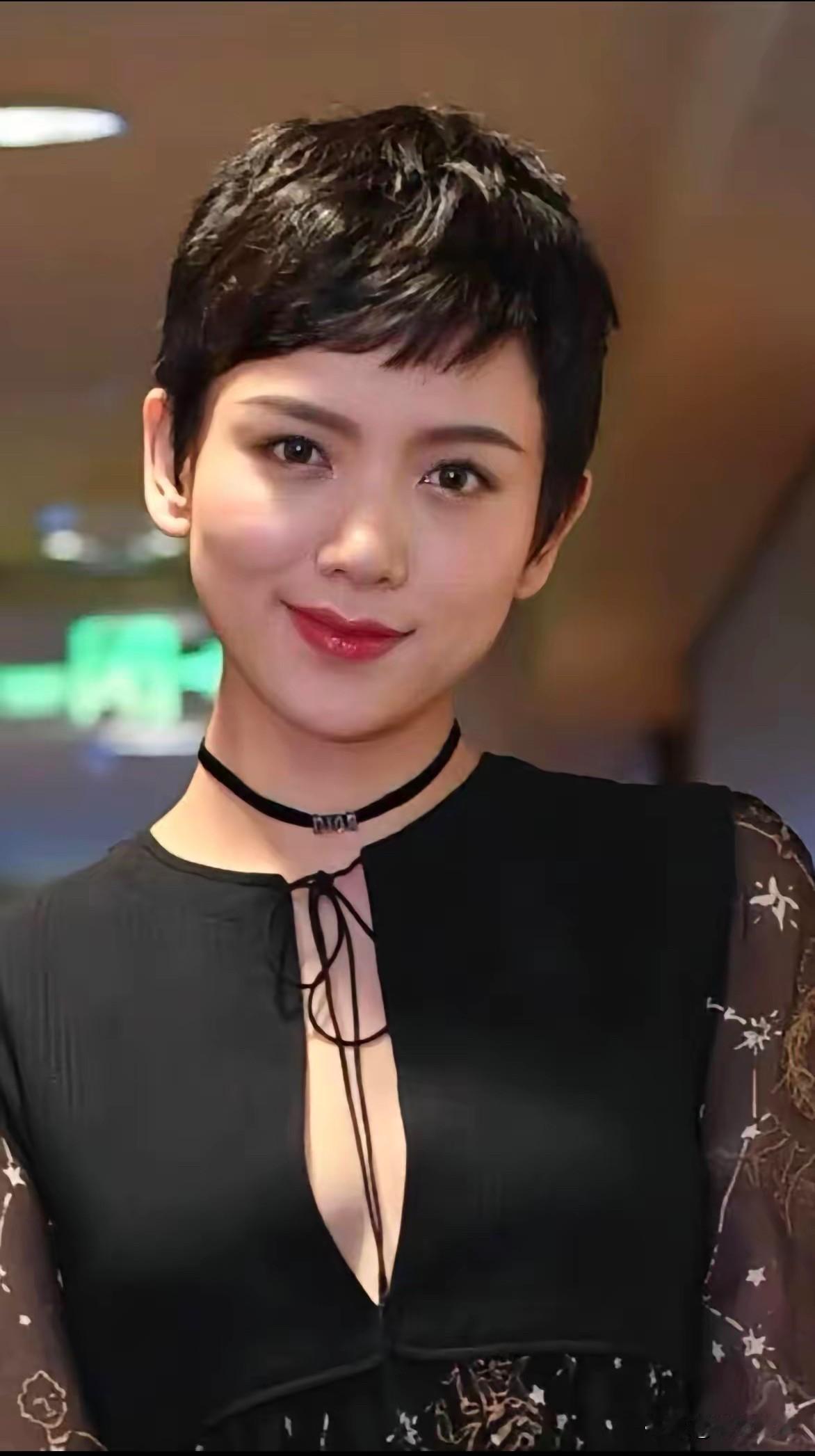 追星的同事跟我说，李晓峰和刘恺威分手是必然的，不是因为李晓峰身材不好，而是因为他