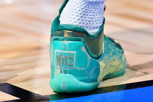 詹姆斯今日上脚的LeBron 23 里程碑 PE，后跟的数字写着1612，代表着