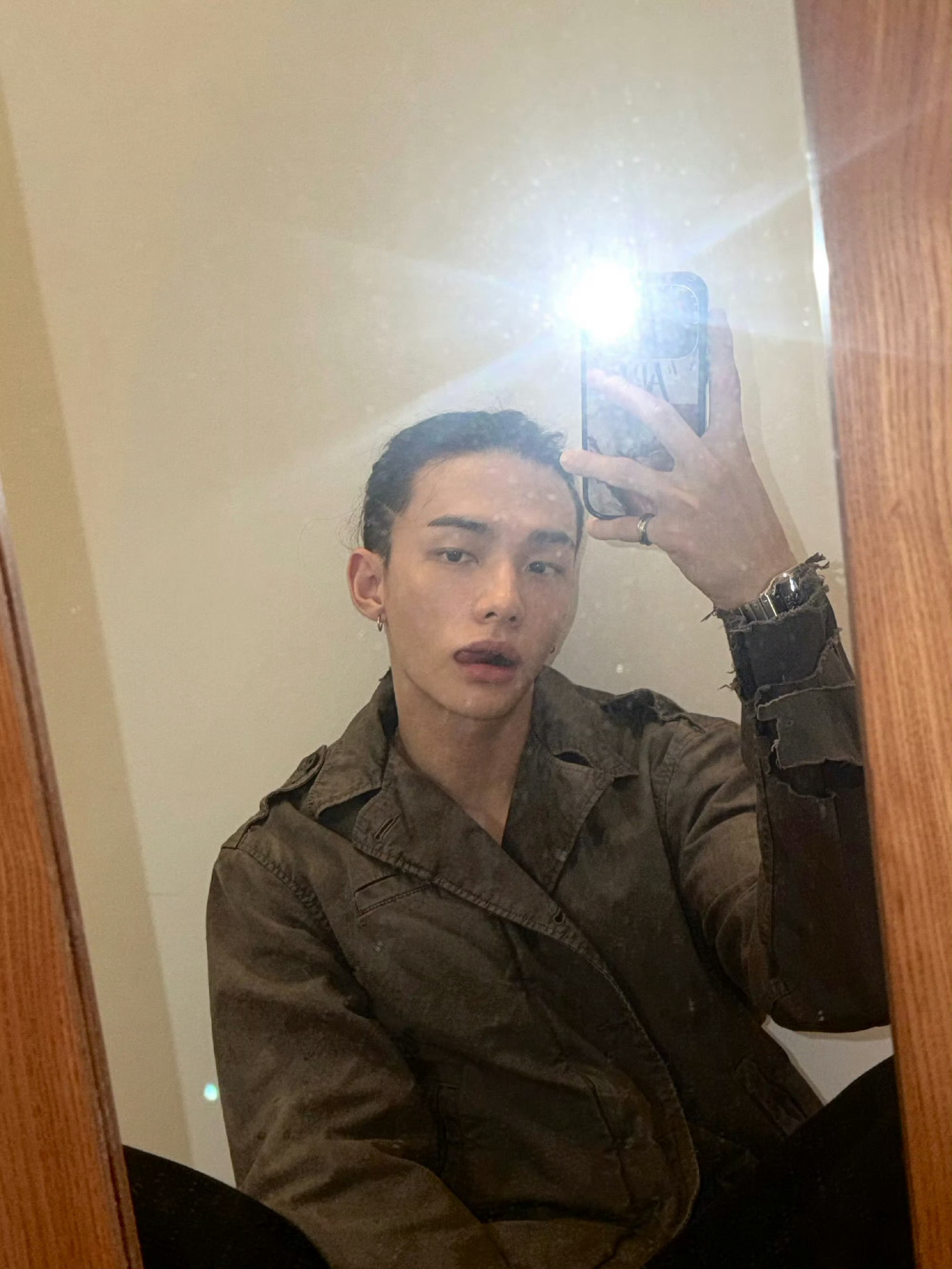 再次侧剃头发的黄铉辰又酷又帅的男神黄铉辰又剃头了