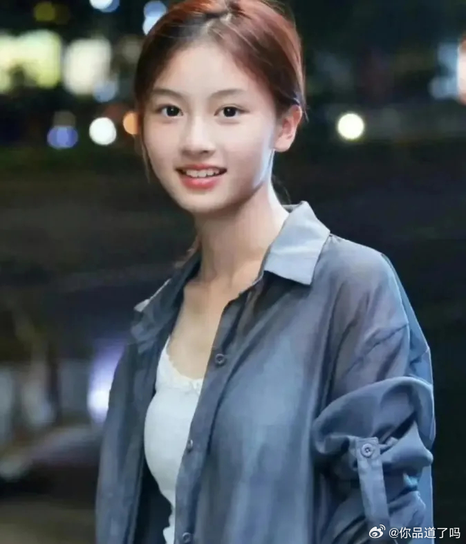 七七赵钰琪进组《但愿人长久》啦！这小姑娘真的算是靠热搜一路出道的，凭着高颜值直接