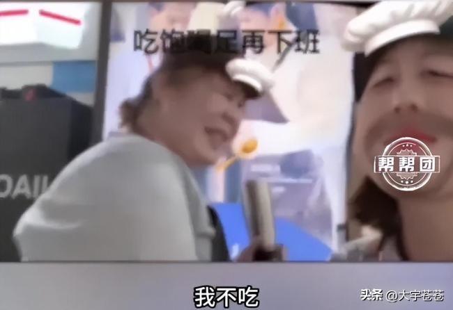 瑞幸员工用奶油枪对嘴喷，账号注销后门店正常营业。消费者发现违规可以：1.当场拍照