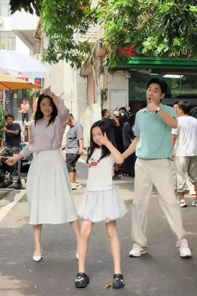 厦门街头路透，林依轮董璇母女齐跳爆火功夫女足魔性舞蹈，活力满满的画面轻松出圈。 