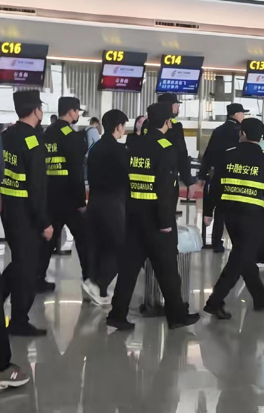 国际上最熟悉的运动员是科比，国内现在最熟悉的应该算是孙颖莎了。
莎莎刚出机场，保