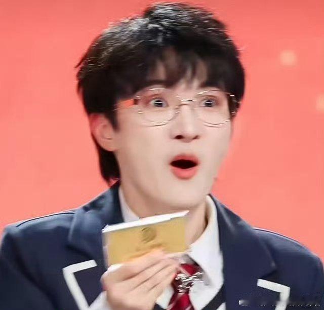 周深收到金条的反应开箱瞬间瞳孔骤亮，眼尾上扬，从平静秒变高光眼，惊喜感直出屏幕 