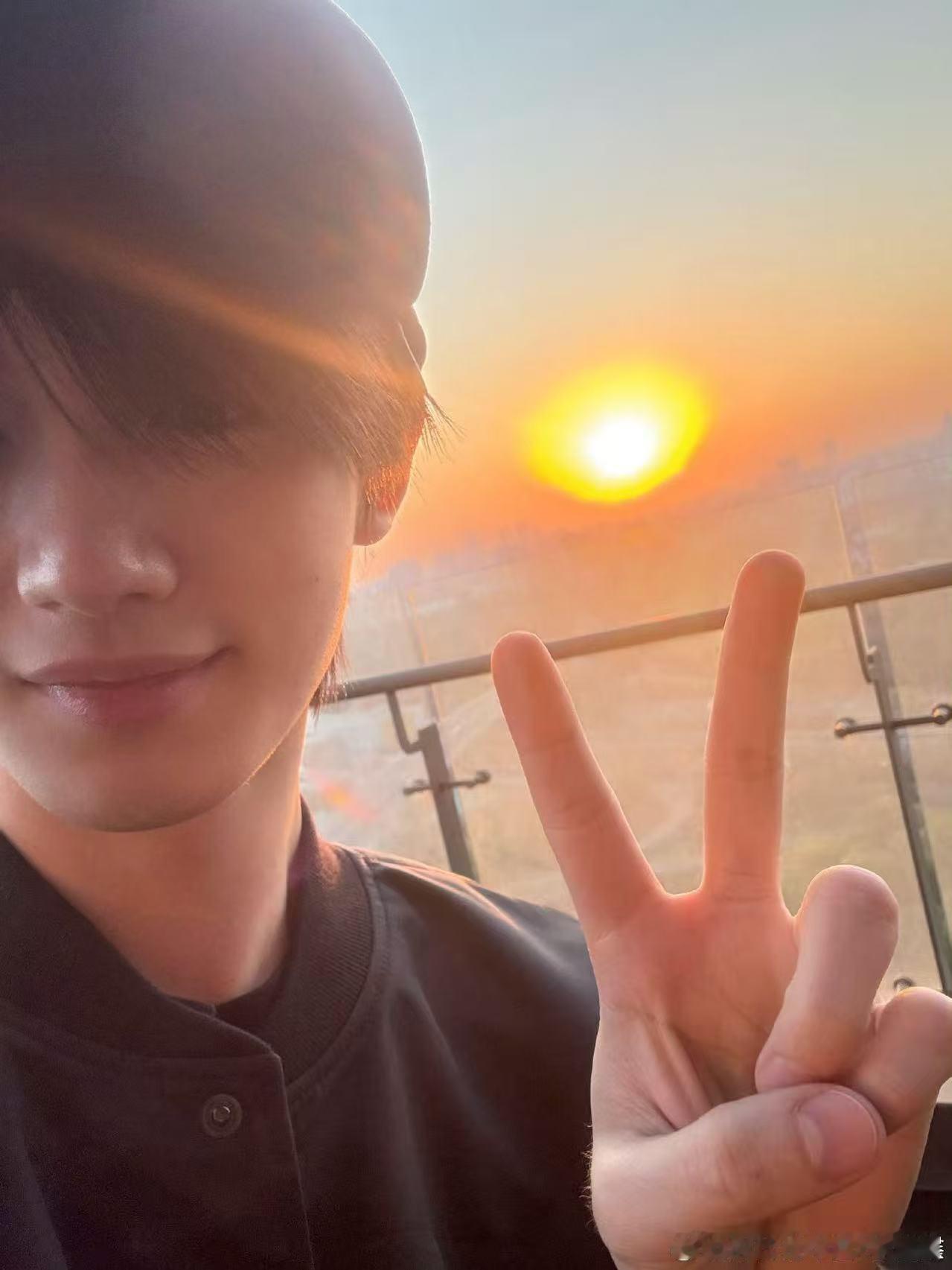 丁程鑫和太阳合照丁程鑫拍的太阳丁程鑫拍的太阳，好看，[送花花] ​​​