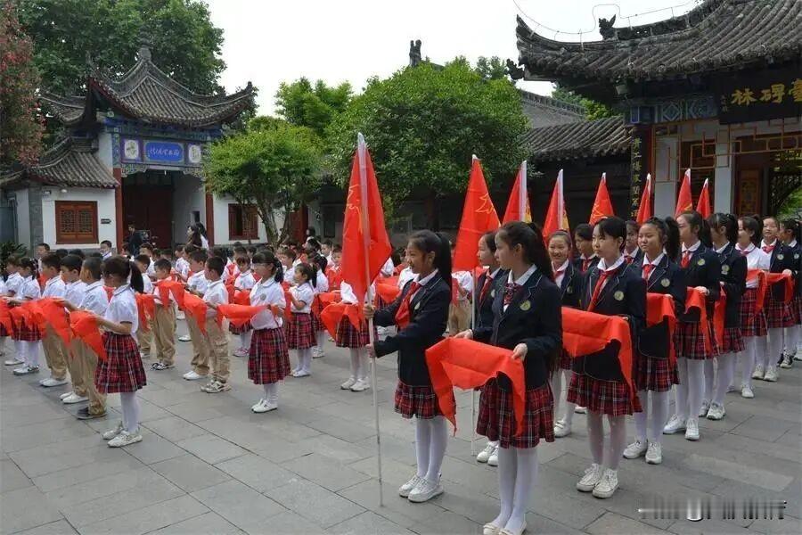 2025年，汉中市中山街小学全面贯彻党的教育方针，紧扣立德树人根本任务，以“传承