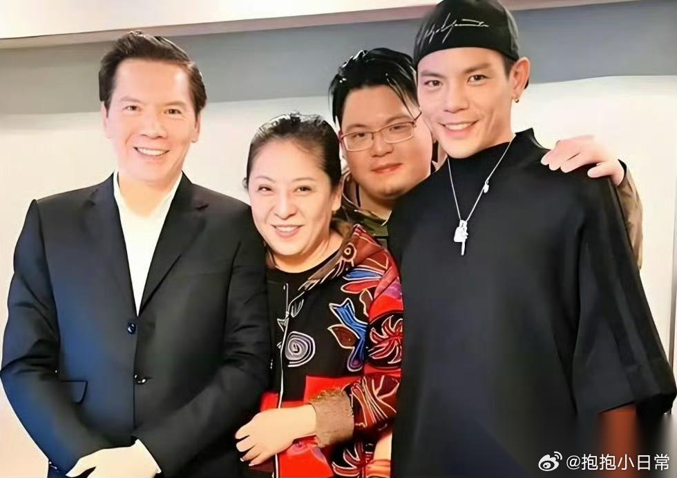 我严重怀疑， 这是向家提前合谋好的一出戏， 看向左采访就感觉在演戏，笑死了，一堆