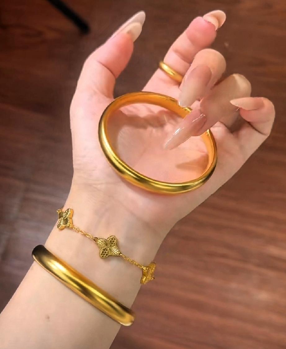 看了刚刚的金价，
气得我感觉血压直接飙升了，
明明下午还是884，刚刚就直接跌到