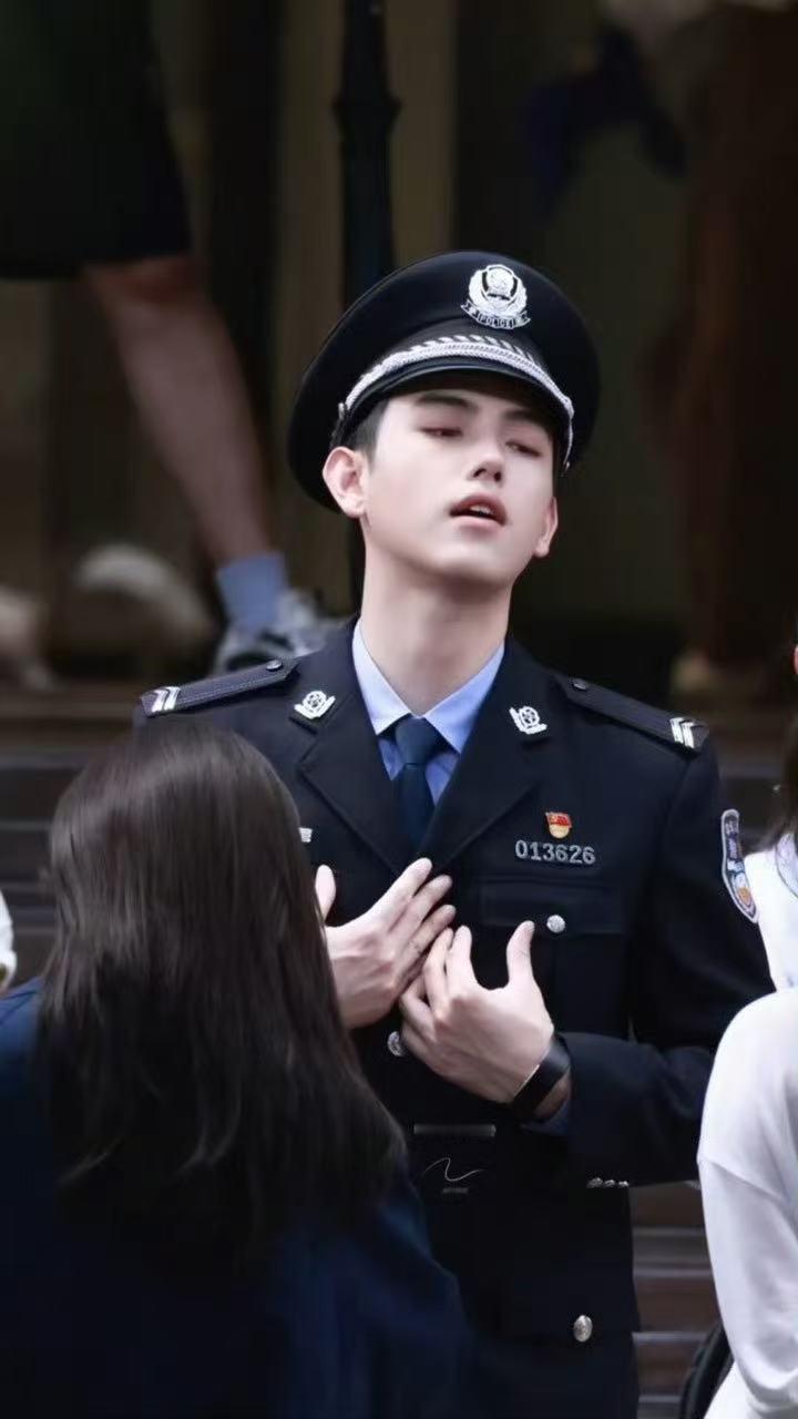 陈飞宇警服造型路透陈飞宇河清海晏警服路透 陈飞宇河清海晏警服路透，帅成啥了！！！