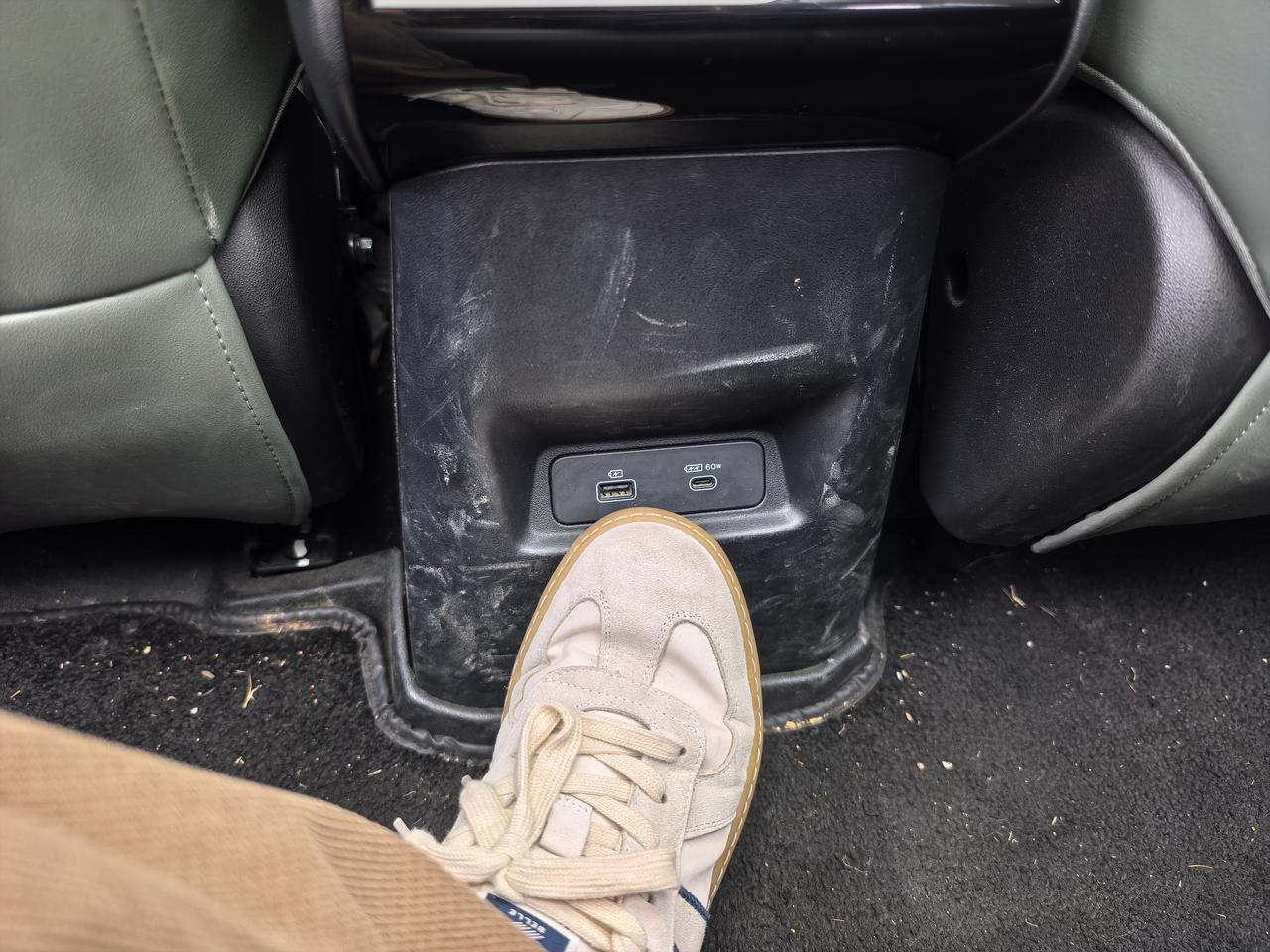 把充电口设计在这个位置，确定家里不是开线厂的？