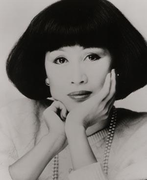 1990年，43岁的靳羽西嫁给了60岁的马明斯，她耗资40万美元在纽约举办中式婚