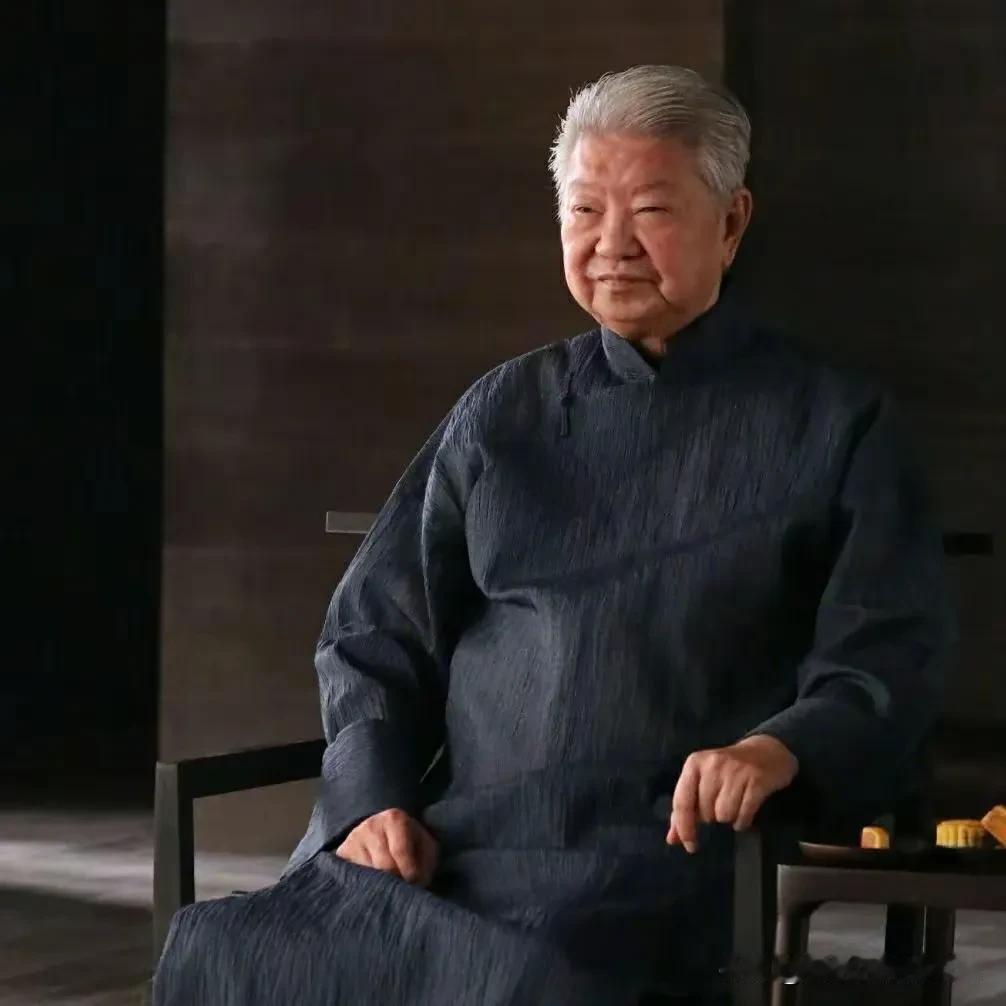 香江文脉的句点终于落下——
蔡澜先生从容作别。
至此，
香江四大才子星辉俱已汇入