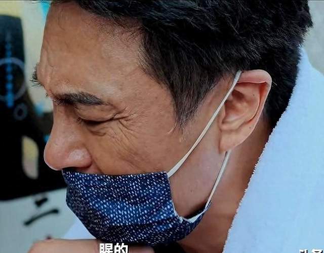 《吴镇宇当街吐兔头、戳穿冰鲜鱼，成都网红店被他一句话问哑》