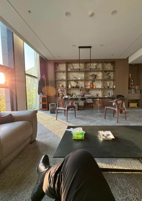 天气一冷就喜欢在下午坐在窗前晒晒太阳