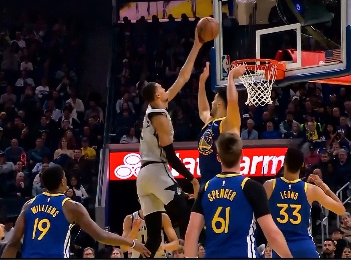 马刺怪兽文班亚马，这一球太逆天！马刺客场127-113大胜勇士，豪取10连胜！文