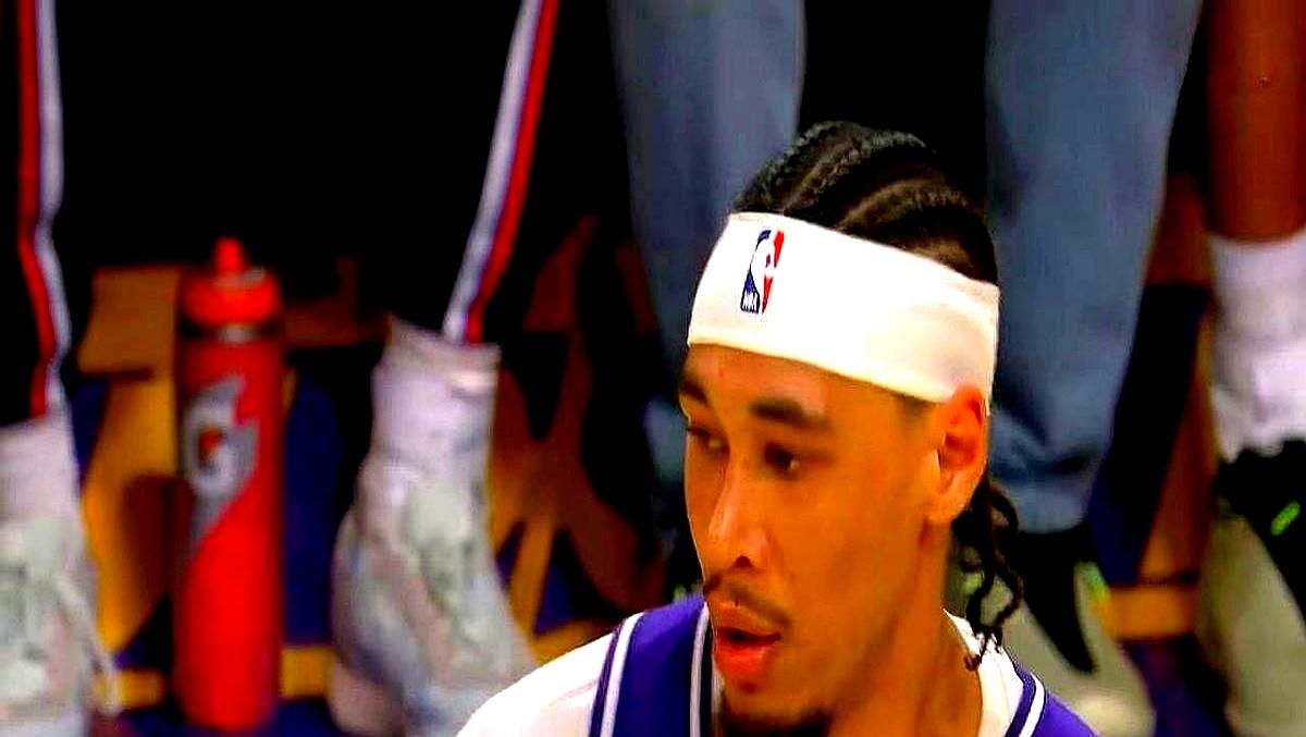 主力中锋刚伤退，湖人内线反而被激活了。
 

艾顿捂着右膝下场那会儿，大伙心都悬