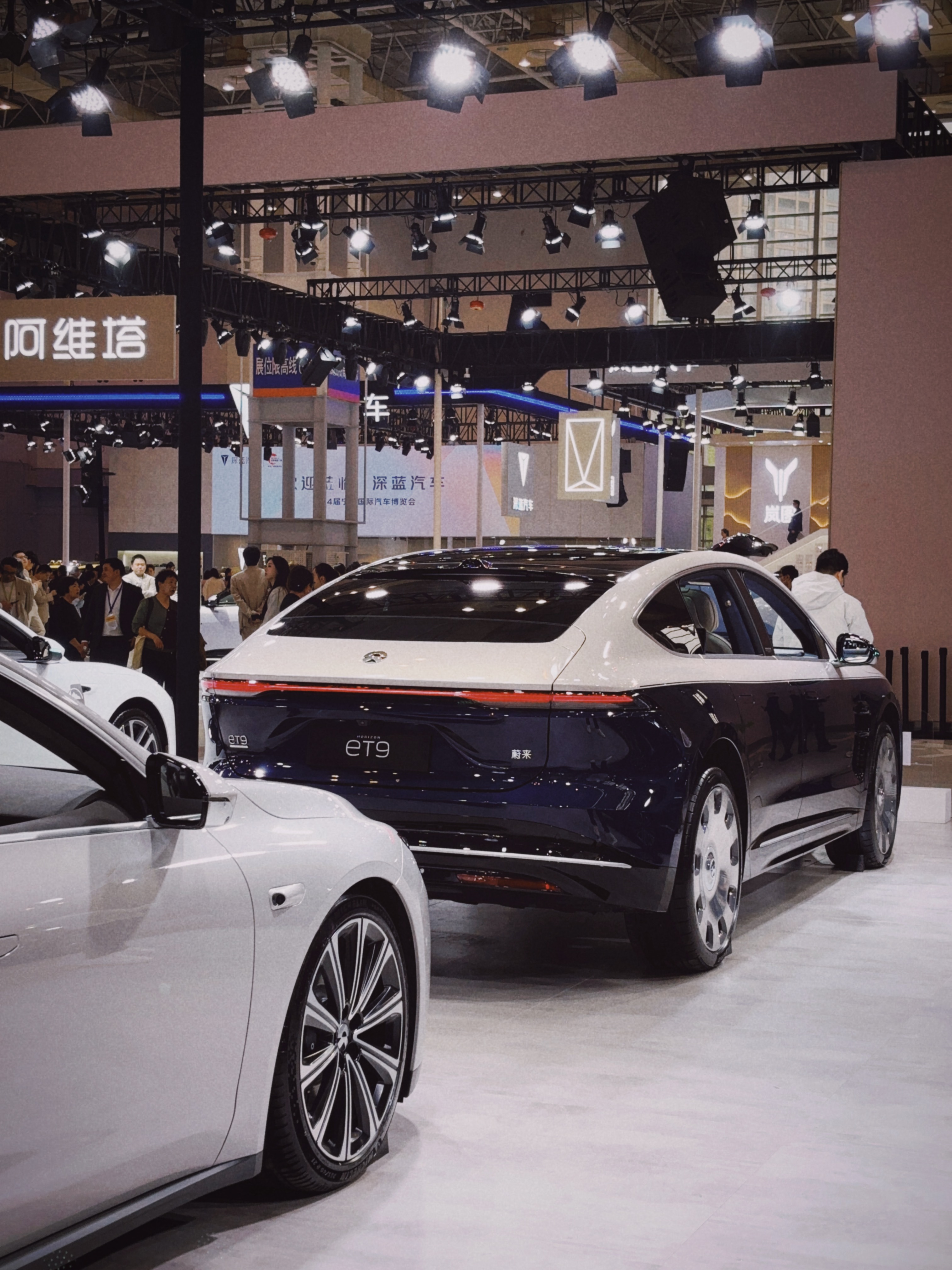 不知道为什么，这个配色的ET9，我有一种适合某NBA明星的感觉。我和汽车的日常