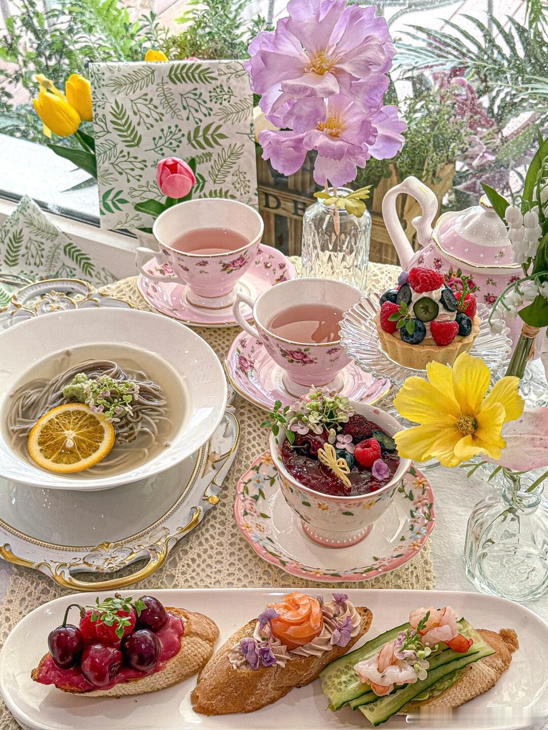 日常[超话] 鲜花配甜点氛围感满满的下午茶[兔子]我的美食日记生活手记 ​​​