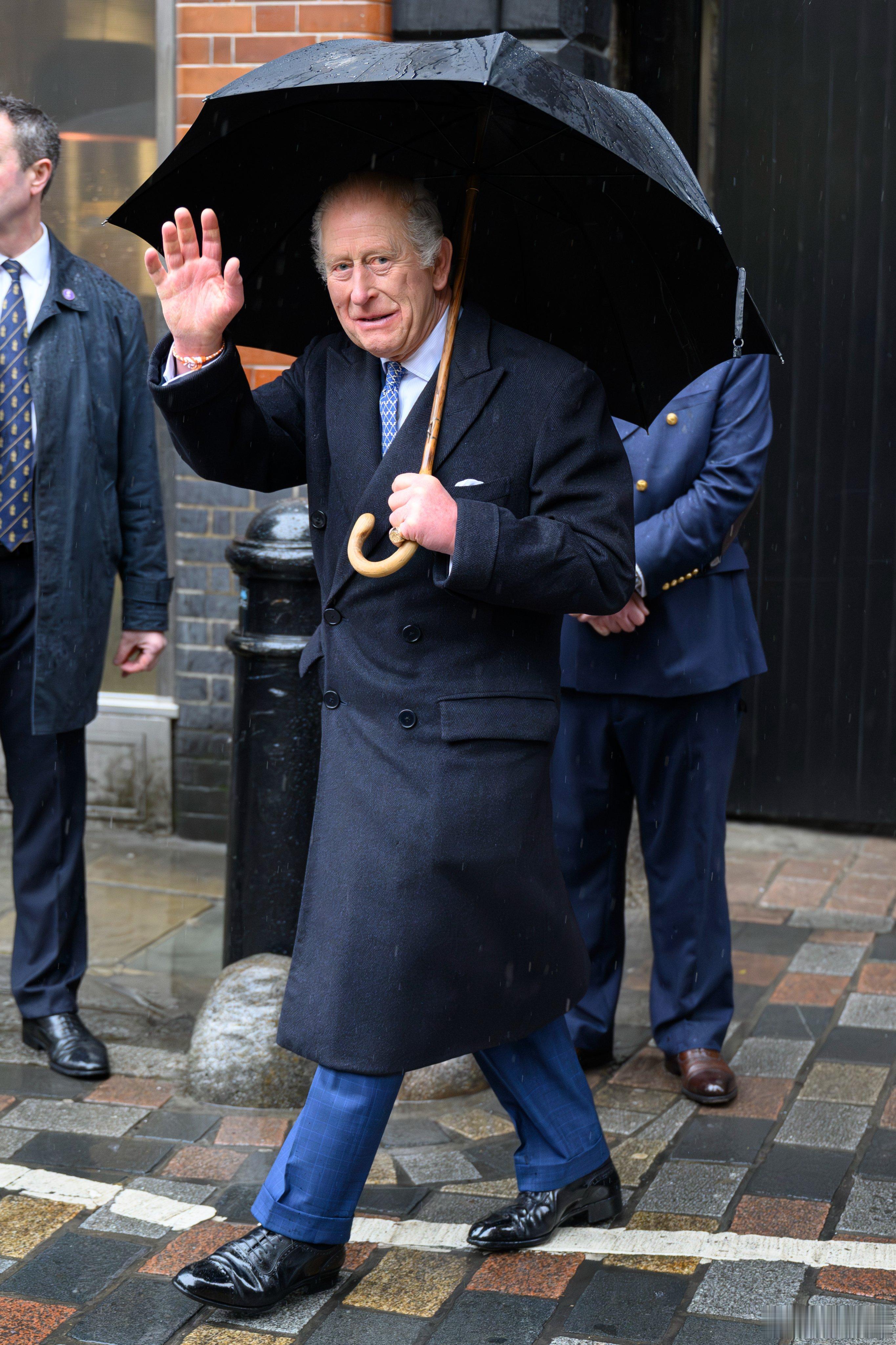 英国王室 🇬🇧12月18日，查尔斯三世国王访问吉尼斯黑啤酒开放式工厂。世界各